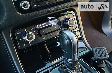 Позашляховик / Кросовер Volkswagen Touareg 2012 в 