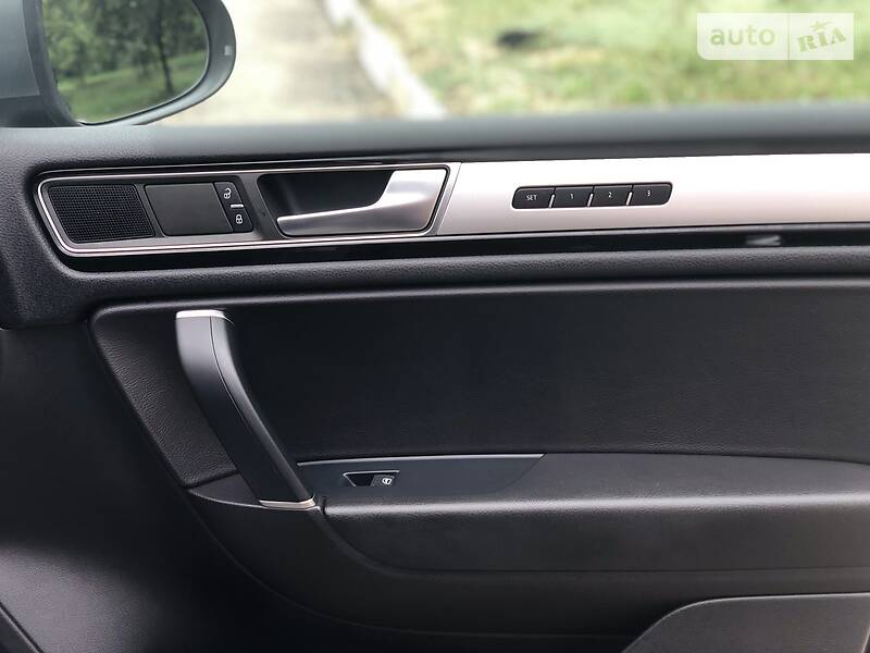 Позашляховик / Кросовер Volkswagen Touareg 2013 в Запоріжжі