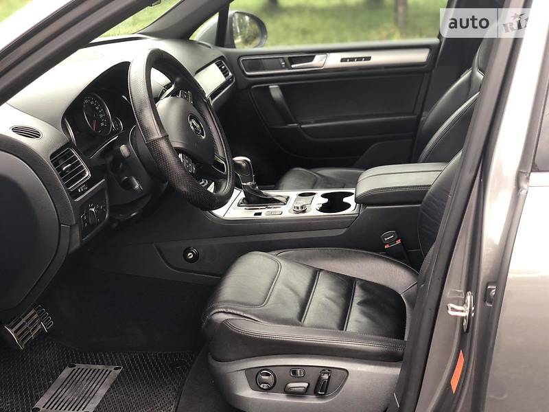 Позашляховик / Кросовер Volkswagen Touareg 2013 в Запоріжжі