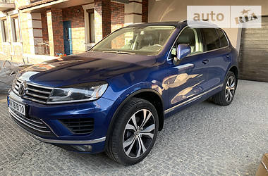 Внедорожник / Кроссовер Volkswagen Touareg 2014 в Киеве