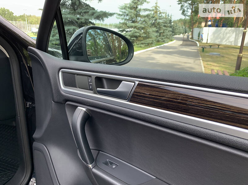 Позашляховик / Кросовер Volkswagen Touareg 2014 в Києві