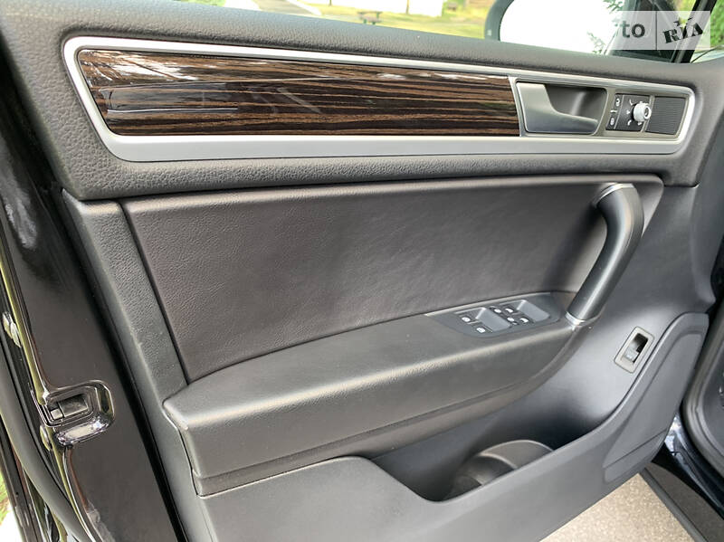 Позашляховик / Кросовер Volkswagen Touareg 2014 в Києві