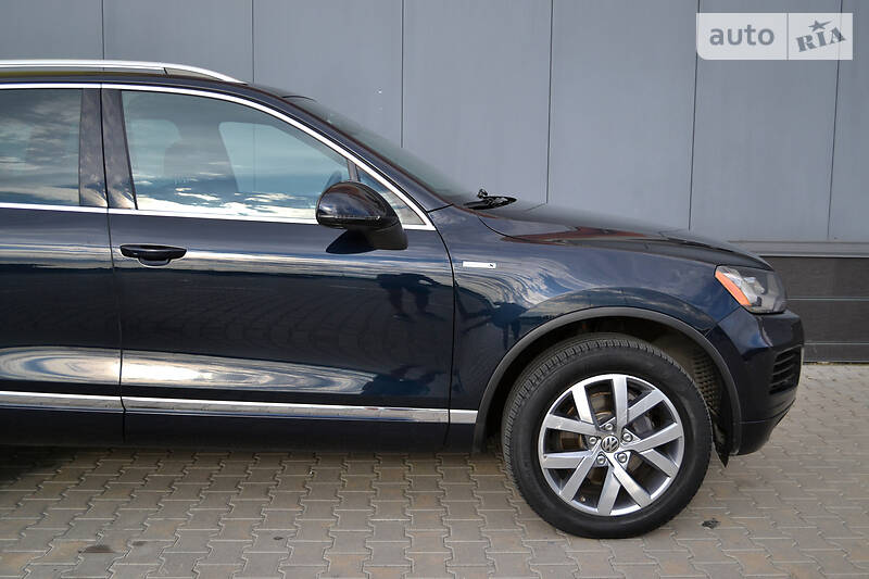 Позашляховик / Кросовер Volkswagen Touareg 2014 в Києві