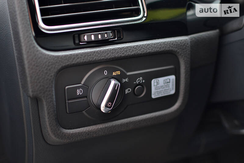 Позашляховик / Кросовер Volkswagen Touareg 2014 в Києві