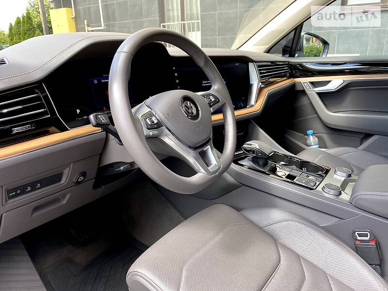 Позашляховик / Кросовер Volkswagen Touareg 2018 в Києві