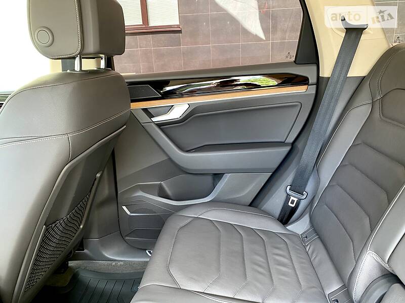 Позашляховик / Кросовер Volkswagen Touareg 2018 в Києві