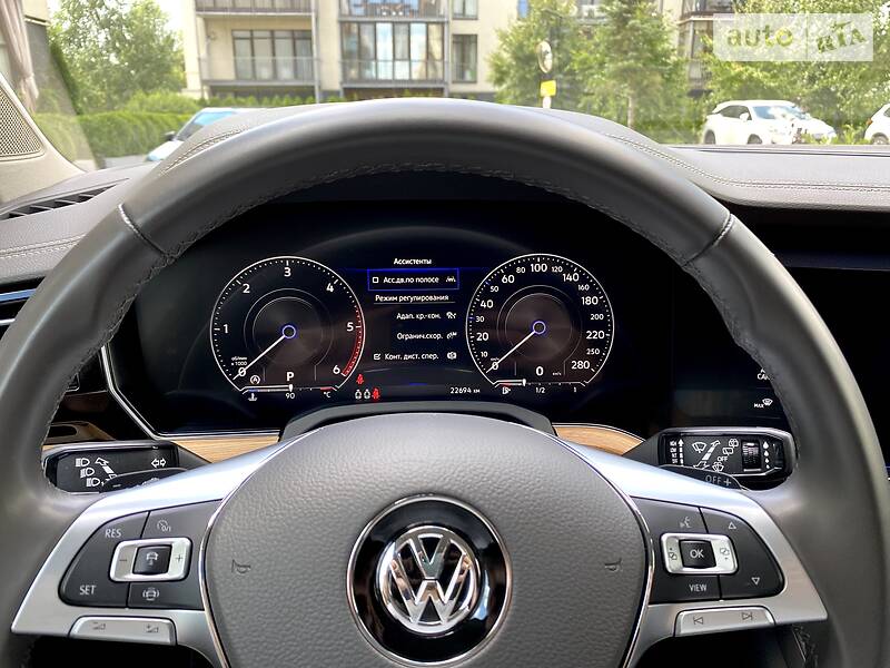 Позашляховик / Кросовер Volkswagen Touareg 2018 в Києві
