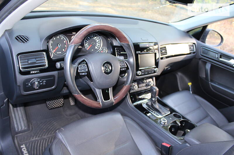 Внедорожник / Кроссовер Volkswagen Touareg 2014 в Харькове