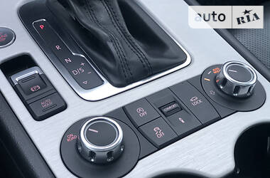 Позашляховик / Кросовер Volkswagen Touareg 2013 в 
