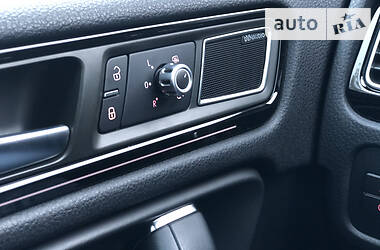 Позашляховик / Кросовер Volkswagen Touareg 2013 в 