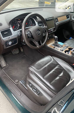 Внедорожник / Кроссовер Volkswagen Touareg 2014 в Киеве