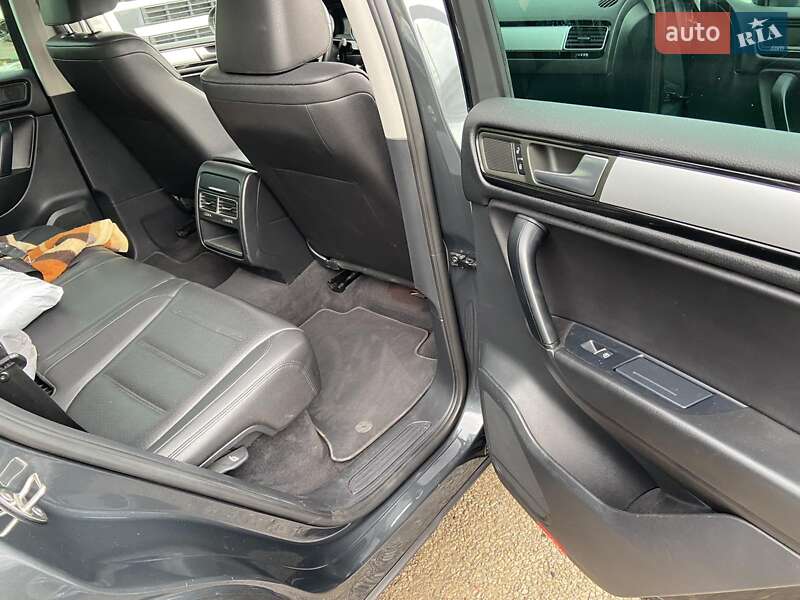 Внедорожник / Кроссовер Volkswagen Touareg 2011 в Вознесенске