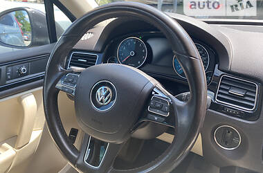 Внедорожник / Кроссовер Volkswagen Touareg 2011 в Киеве