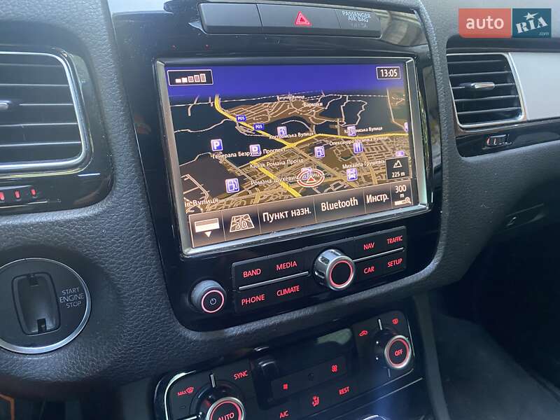 Внедорожник / Кроссовер Volkswagen Touareg 2014 в Ровно