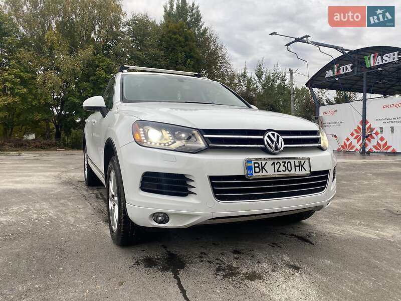 Внедорожник / Кроссовер Volkswagen Touareg 2014 в Ровно