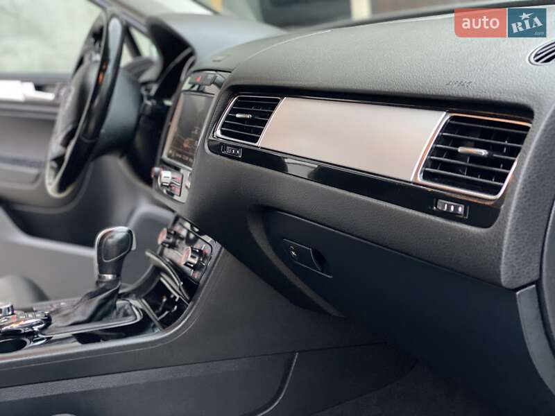 Внедорожник / Кроссовер Volkswagen Touareg 2014 в Ровно