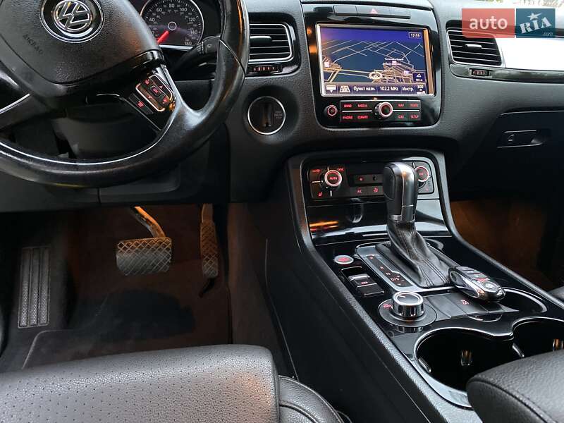 Внедорожник / Кроссовер Volkswagen Touareg 2014 в Ровно