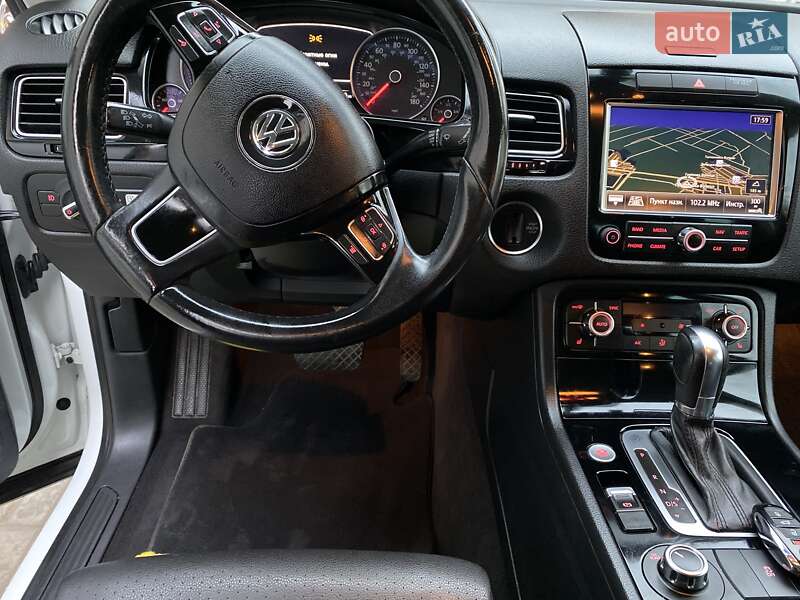 Внедорожник / Кроссовер Volkswagen Touareg 2014 в Ровно