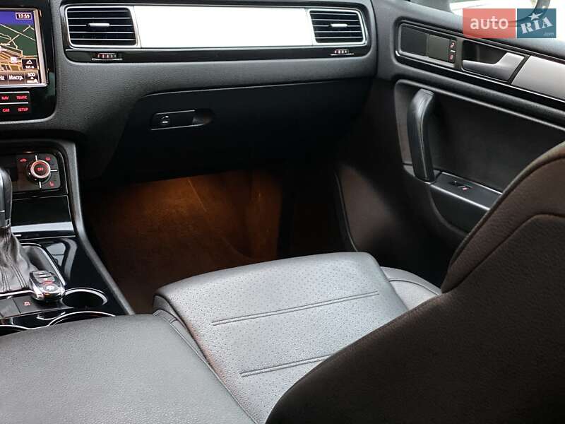 Внедорожник / Кроссовер Volkswagen Touareg 2014 в Ровно