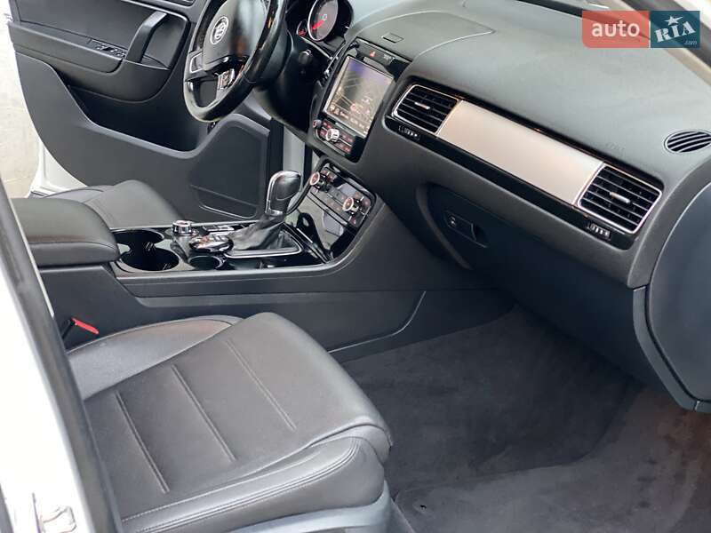 Внедорожник / Кроссовер Volkswagen Touareg 2014 в Ровно