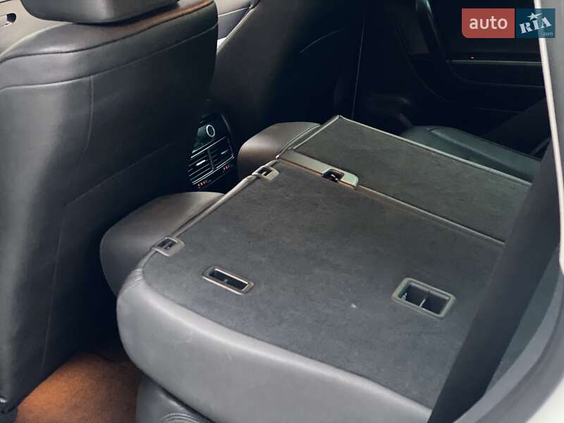 Внедорожник / Кроссовер Volkswagen Touareg 2014 в Ровно