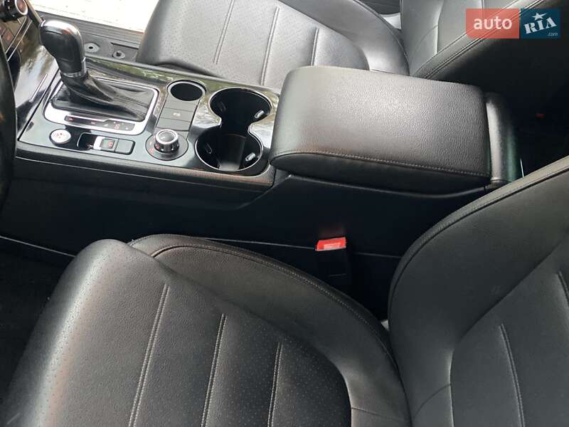 Внедорожник / Кроссовер Volkswagen Touareg 2014 в Ровно