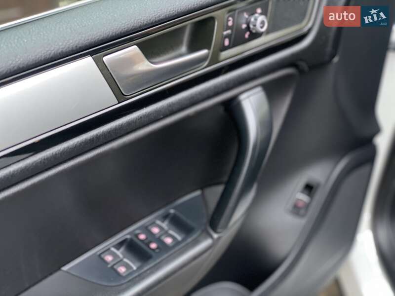 Внедорожник / Кроссовер Volkswagen Touareg 2014 в Ровно