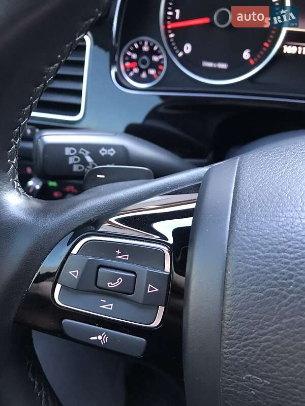Внедорожник / Кроссовер Volkswagen Touareg 2013 в Иршаве