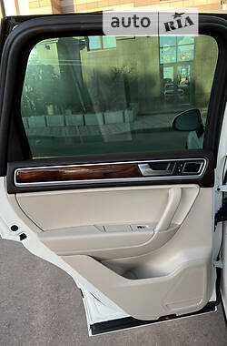 Внедорожник / Кроссовер Volkswagen Touareg 2011 в Киеве