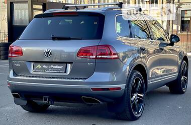 Внедорожник / Кроссовер Volkswagen Touareg 2016 в Киеве