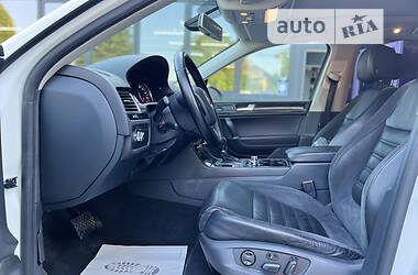 Внедорожник / Кроссовер Volkswagen Touareg 2012 в Черновцах