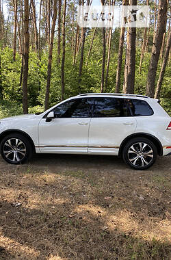 Позашляховик / Кросовер Volkswagen Touareg 2016 в Києві