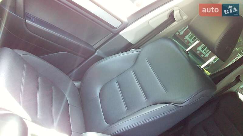 Внедорожник / Кроссовер Volkswagen Touareg 2013 в Боярке