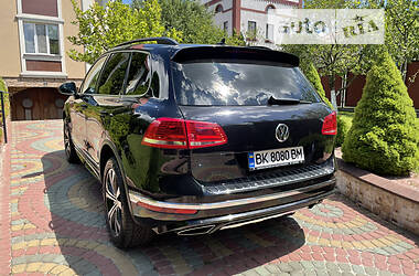 Внедорожник / Кроссовер Volkswagen Touareg 2015 в Ровно