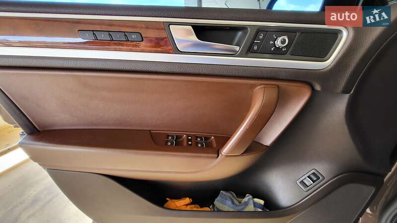 Внедорожник / Кроссовер Volkswagen Touareg 2012 в Киеве