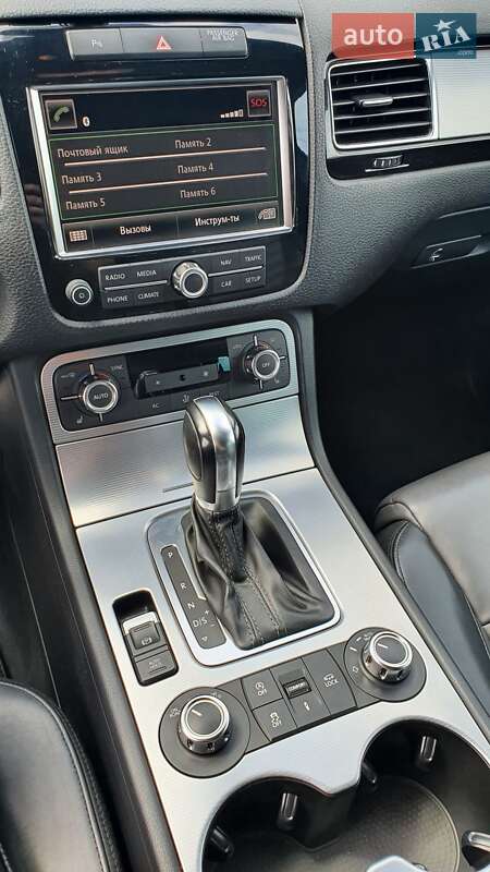 Внедорожник / Кроссовер Volkswagen Touareg 2013 в Киеве
