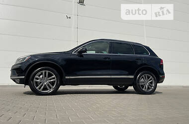 Позашляховик / Кросовер Volkswagen Touareg 2015 в Києві