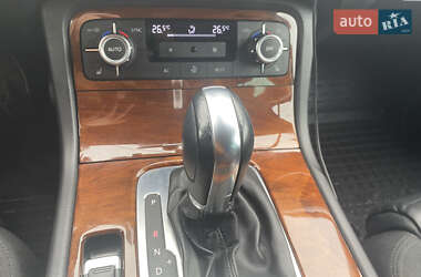 Внедорожник / Кроссовер Volkswagen Touareg 2012 в 