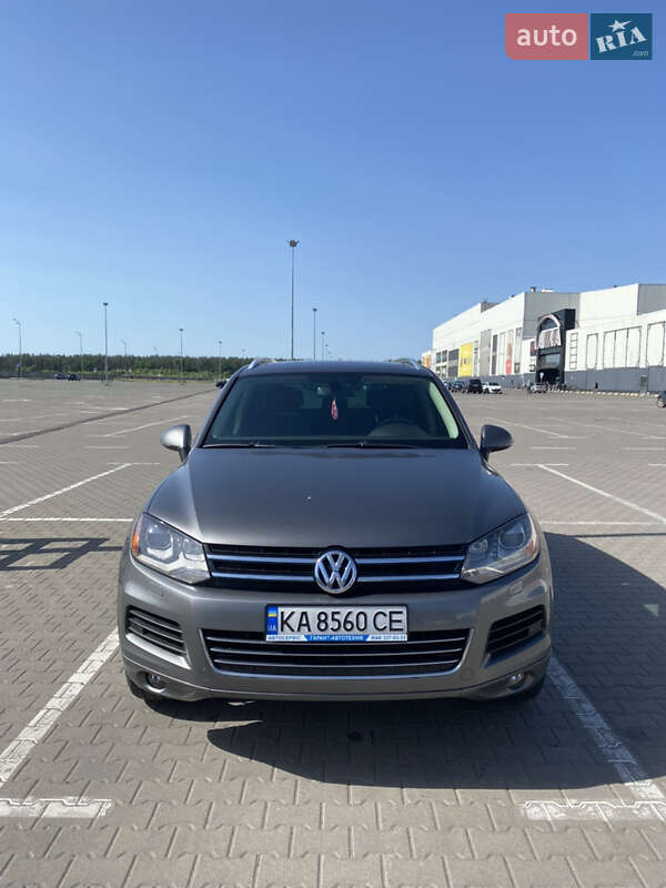 Внедорожник / Кроссовер Volkswagen Touareg 2012 в Киеве