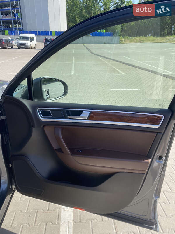 Внедорожник / Кроссовер Volkswagen Touareg 2012 в Киеве