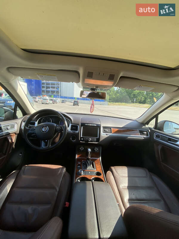 Внедорожник / Кроссовер Volkswagen Touareg 2012 в Киеве