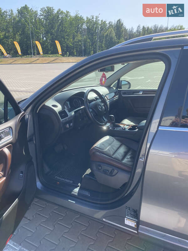 Внедорожник / Кроссовер Volkswagen Touareg 2012 в Киеве