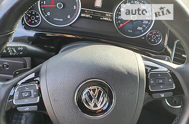 Внедорожник / Кроссовер Volkswagen Touareg 2014 в Нововолынске