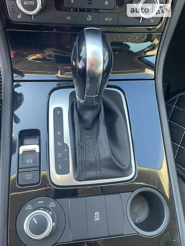 Позашляховик / Кросовер Volkswagen Touareg 2012 в Черкасах