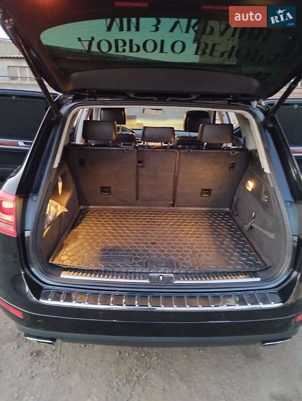 Внедорожник / Кроссовер Volkswagen Touareg 2010 в Николаеве