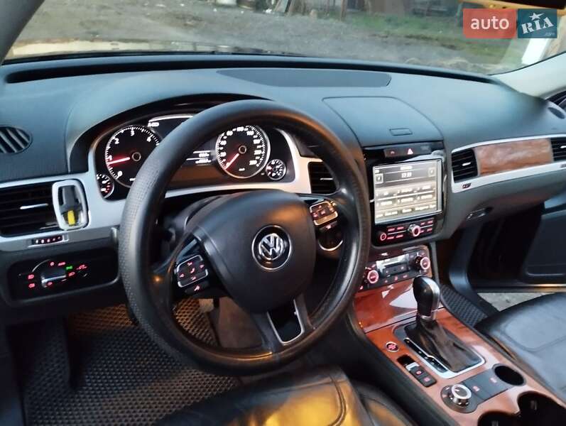 Внедорожник / Кроссовер Volkswagen Touareg 2010 в Николаеве