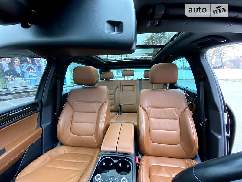 Позашляховик / Кросовер Volkswagen Touareg 2014 в Києві
