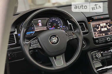 Внедорожник / Кроссовер Volkswagen Touareg 2011 в 