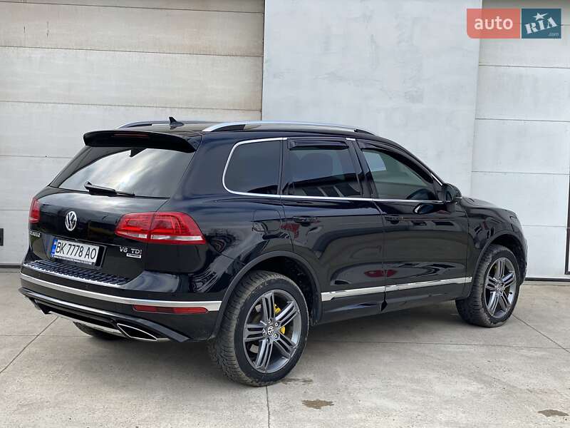 Внедорожник / Кроссовер Volkswagen Touareg 2016 в Сарнах