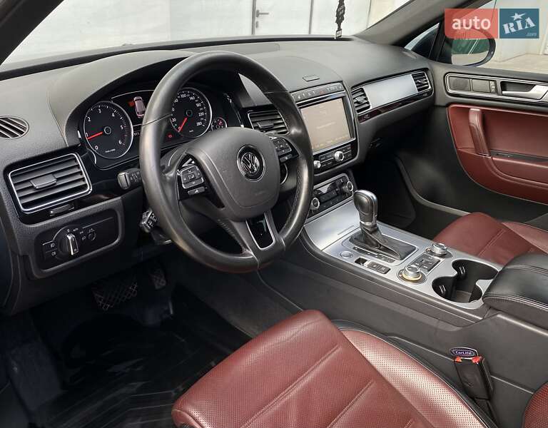Внедорожник / Кроссовер Volkswagen Touareg 2016 в Сарнах